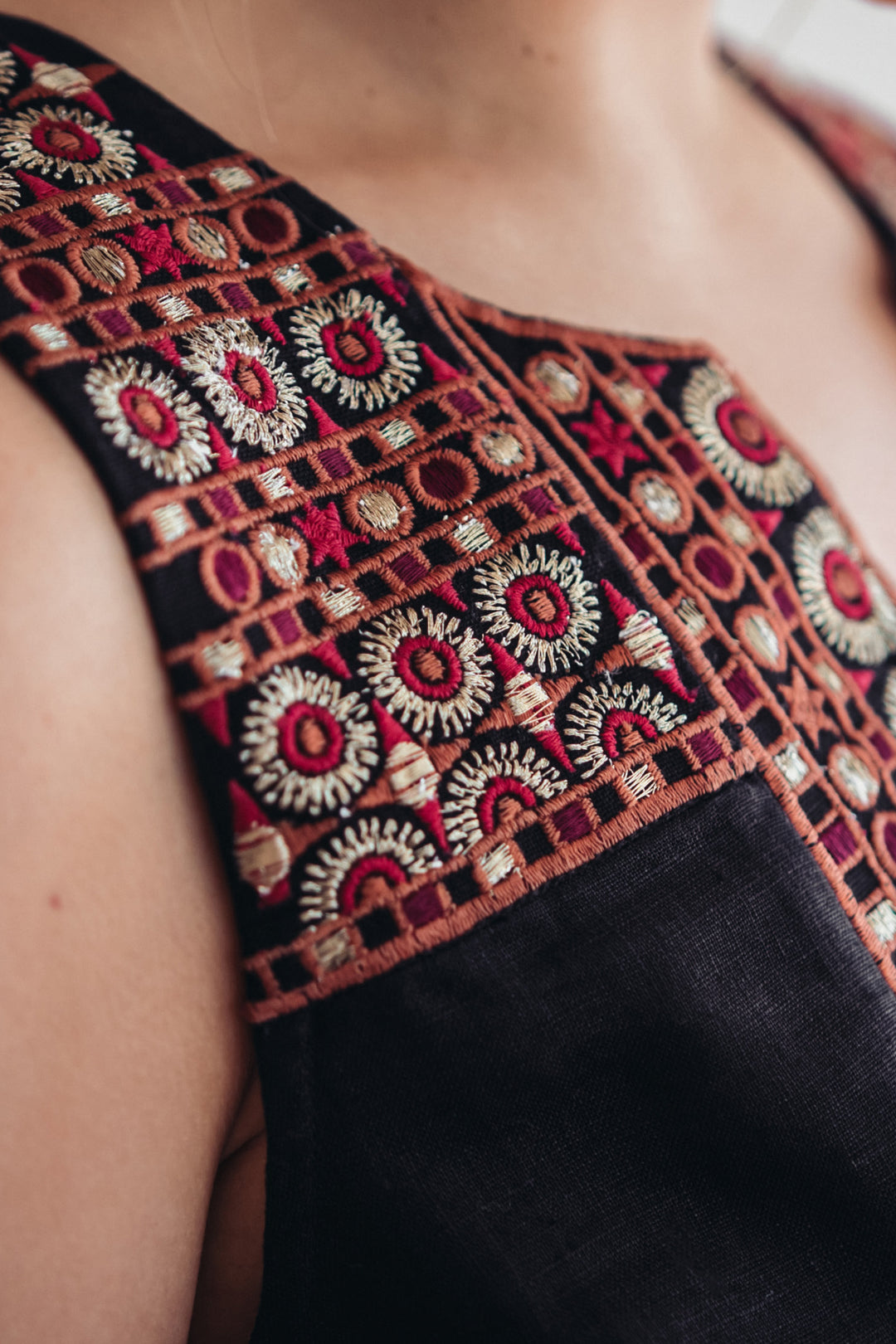 Lei Embroidered Linen Tunic Basalt
