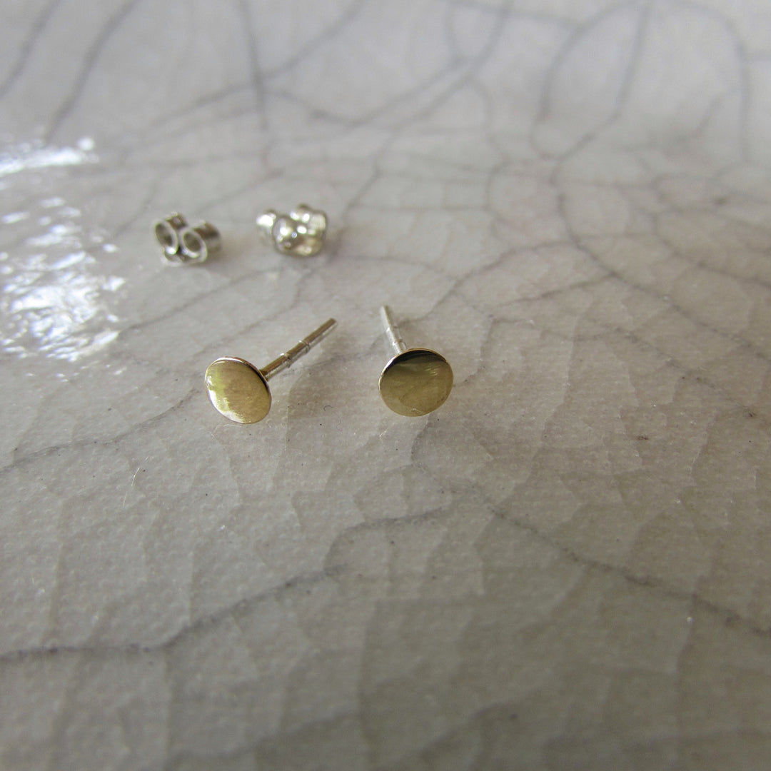 Solis 9ct gold stud