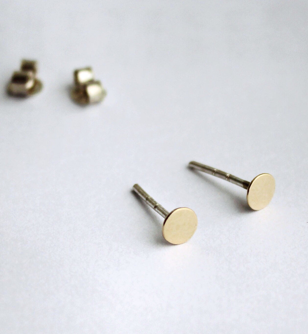 Solis 9ct gold stud
